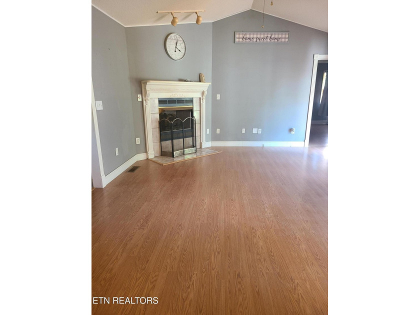 Charming 3BR, 2BA home on 2 lots located in Lake Tansi - photo 11