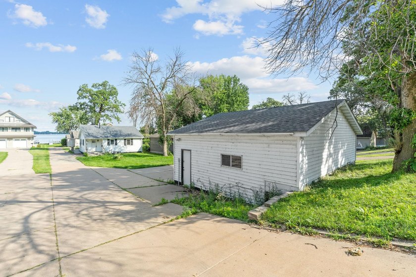 Beautifully rehabbed 3-bedroom, 1-bath home with a detached - photo 11