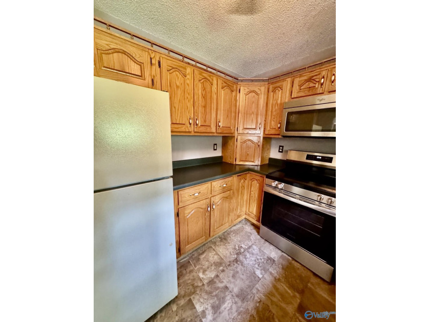 Nice, private, 3 bedroom, 2 bath home located minutes from Weiss - photo 12