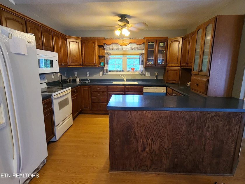 Charming 3BR, 2BA home on 2 lots located in Lake Tansi - photo 13