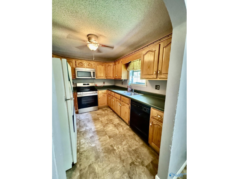 Nice, private, 3 bedroom, 2 bath home located minutes from Weiss - photo 13