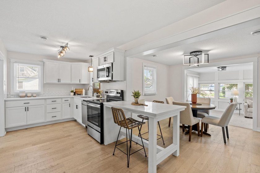 Beautifully rehabbed 3-bedroom, 1-bath home with a detached - photo 14
