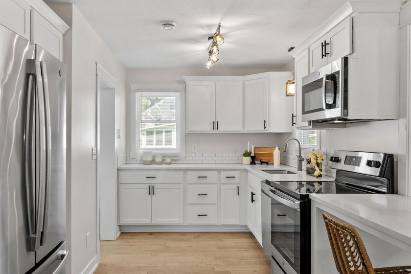 Beautifully rehabbed 3-bedroom, 1-bath home with a detached - photo 15