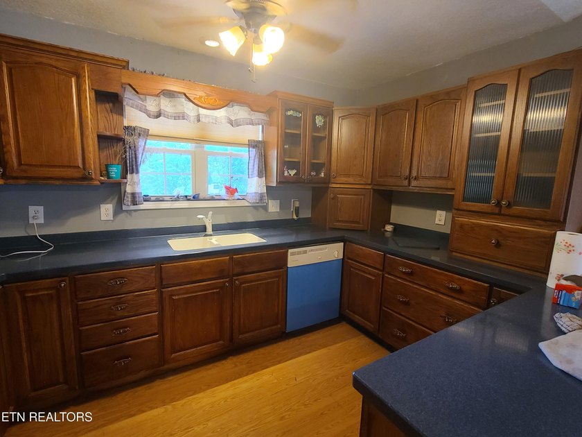 Charming 3BR, 2BA home on 2 lots located in Lake Tansi - photo 17