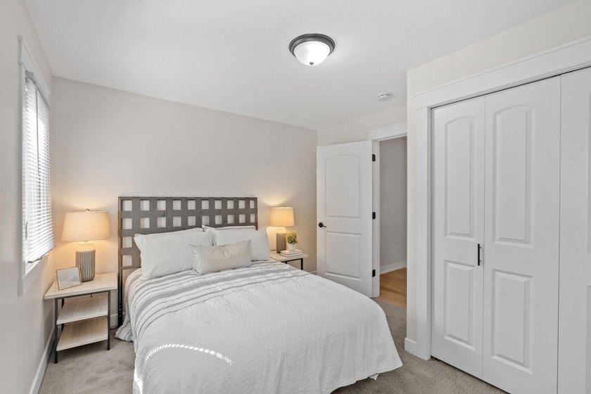 Beautifully rehabbed 3-bedroom, 1-bath home with a detached - photo 23