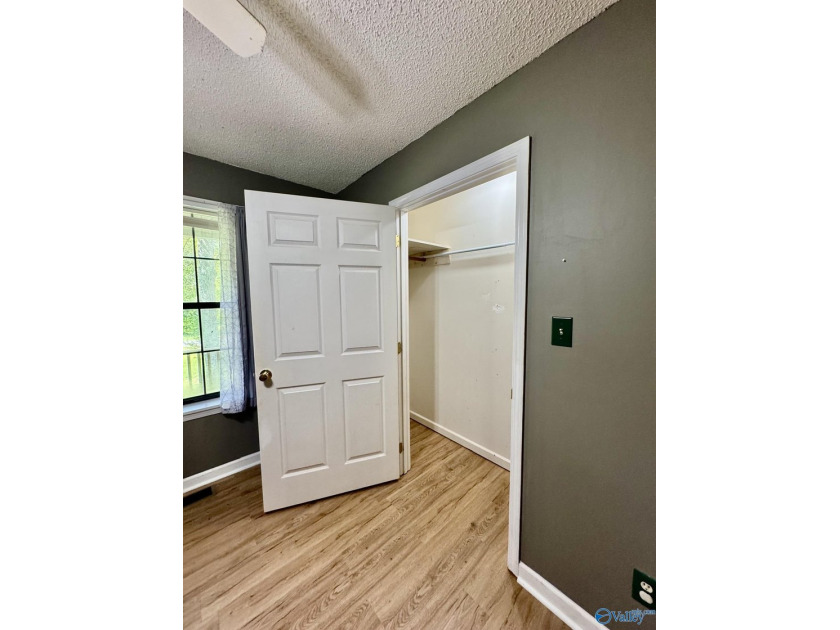 Nice, private, 3 bedroom, 2 bath home located minutes from Weiss - photo 24