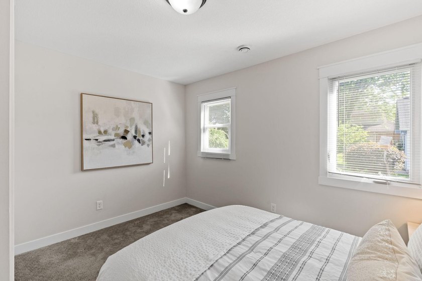 Beautifully rehabbed 3-bedroom, 1-bath home with a detached - photo 24
