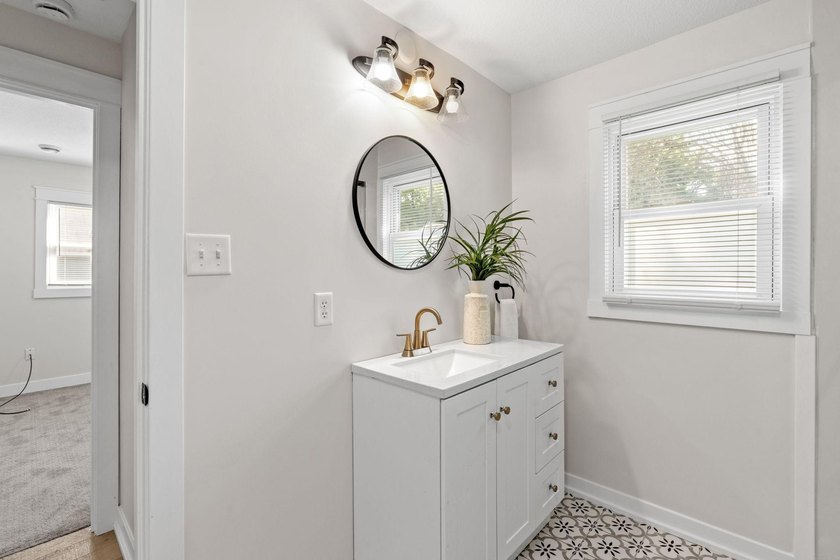 Beautifully rehabbed 3-bedroom, 1-bath home with a detached - photo 26