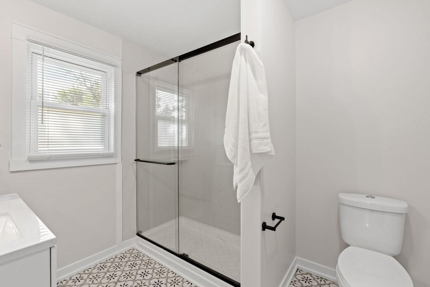 Beautifully rehabbed 3-bedroom, 1-bath home with a detached - photo 27