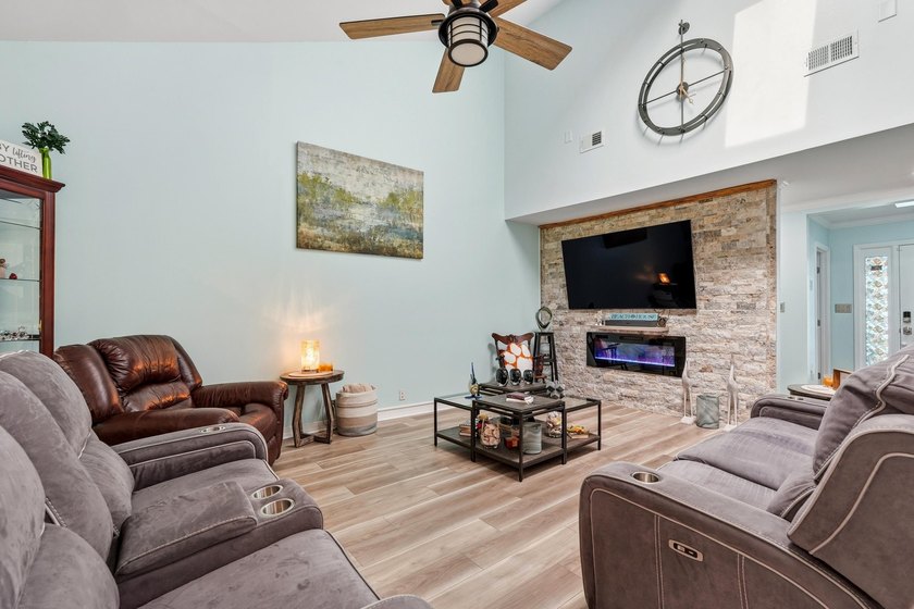 Welcome to the private community of Island Green, located in the - photo 9