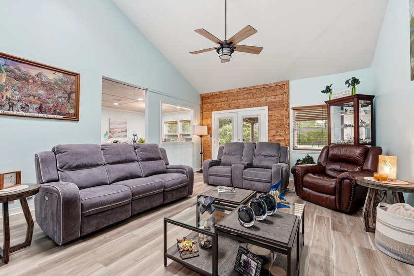 Welcome to the private community of Island Green, located in the - photo 10