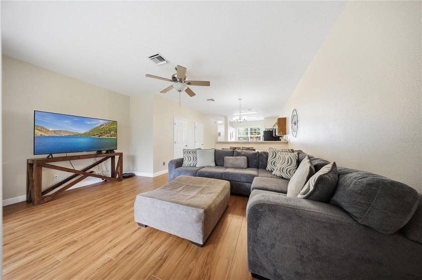 Welcome to this beautifully maintained 3-bedroom, 2.5-bathroom - photo 11
