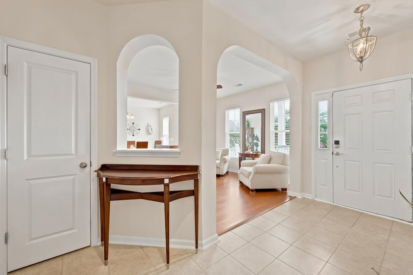 Welcome to this beautifully designed 4 bedrooms, 3.5 bathrooms - photo 4