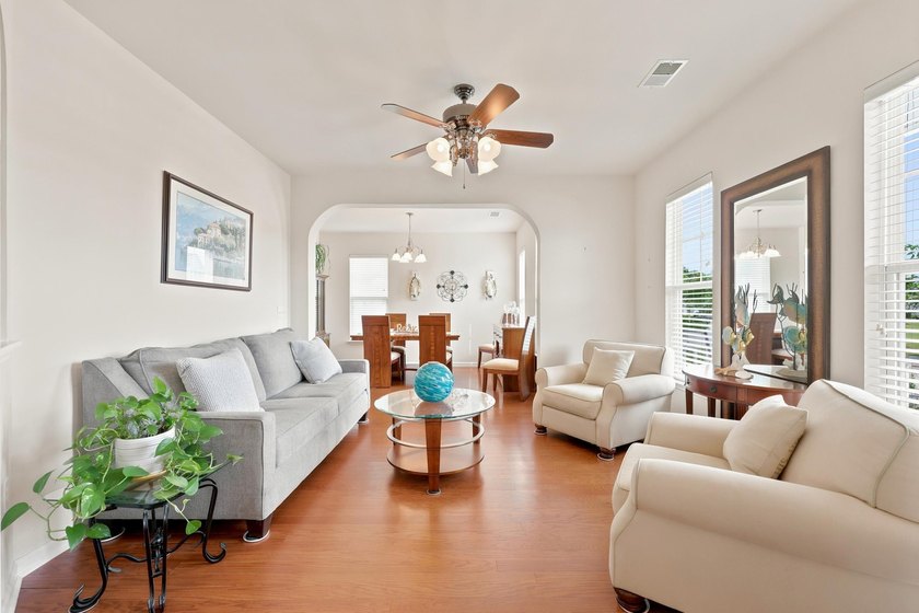 Welcome to this beautifully designed 4 bedrooms, 3.5 bathrooms - photo 5