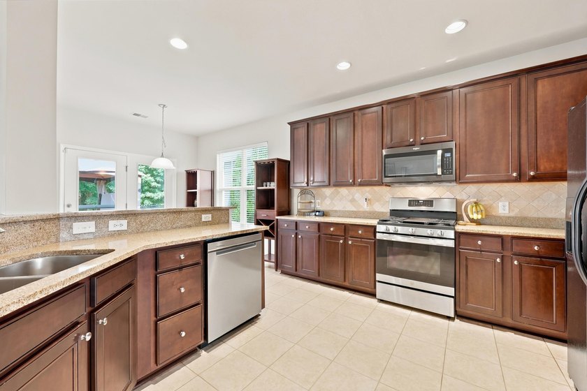 Welcome to this beautifully designed 4 bedrooms, 3.5 bathrooms - photo 10