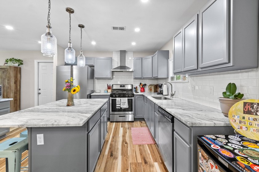 Welcome home! This is a beautiful 3br 2ba, brick ranch home - photo 3