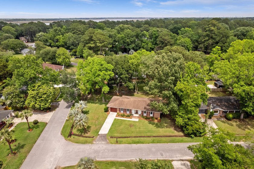 Welcome home! This is a beautiful 3br 2ba, brick ranch home - photo 8