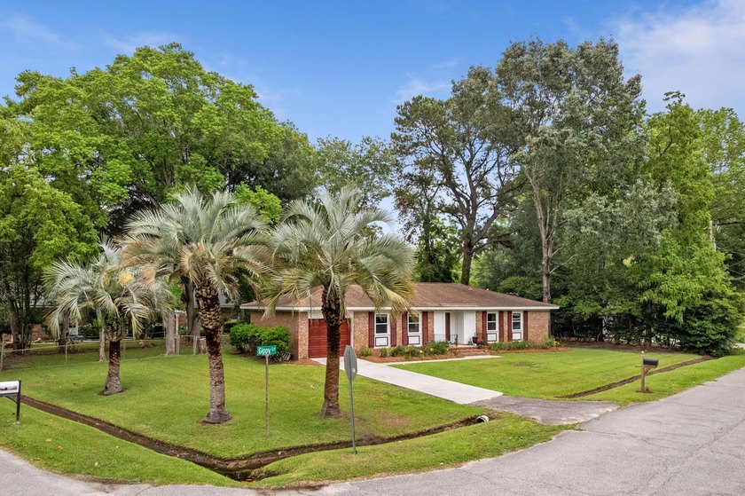 Welcome home! This is a beautiful 3br 2ba, brick ranch home - photo 10