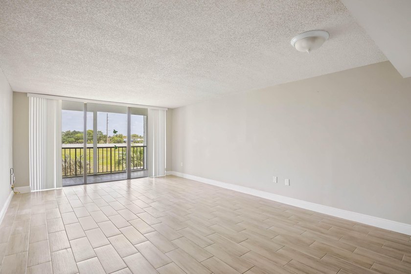 Beautiful 1-bedroom condo featuring updated flooring and a - photo 2