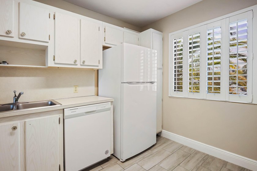 Beautiful 1-bedroom condo featuring updated flooring and a - photo 6