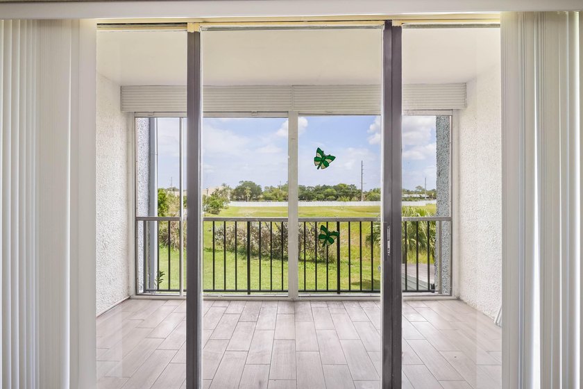 Beautiful 1-bedroom condo featuring updated flooring and a - photo 8