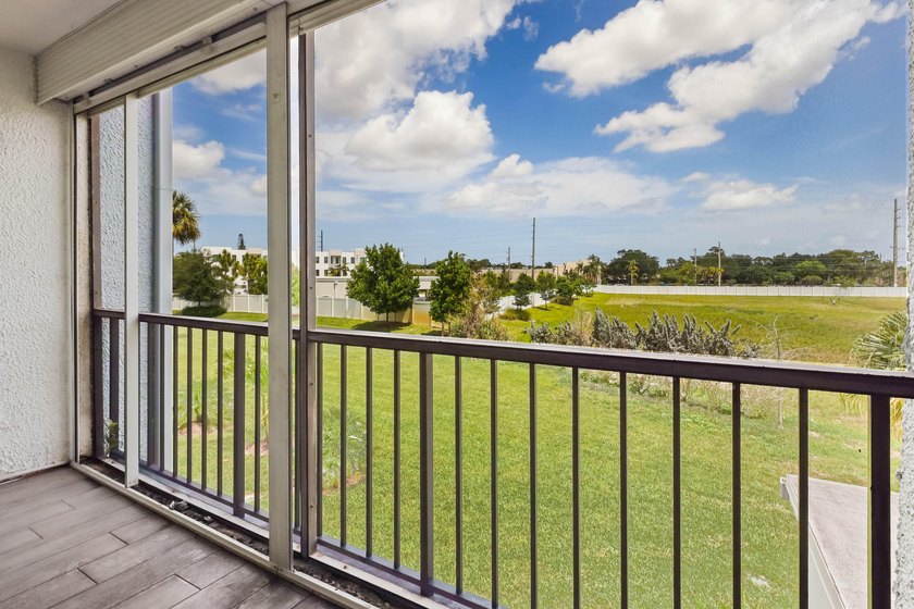 Beautiful 1-bedroom condo featuring updated flooring and a - photo 9