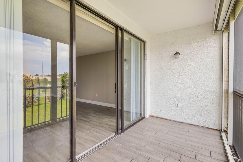 Beautiful 1-bedroom condo featuring updated flooring and a - photo 10