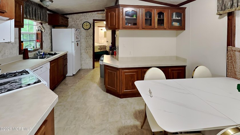 Beautiful 2-bedroom, 2-full-bath Skyline model home located in - photo 5