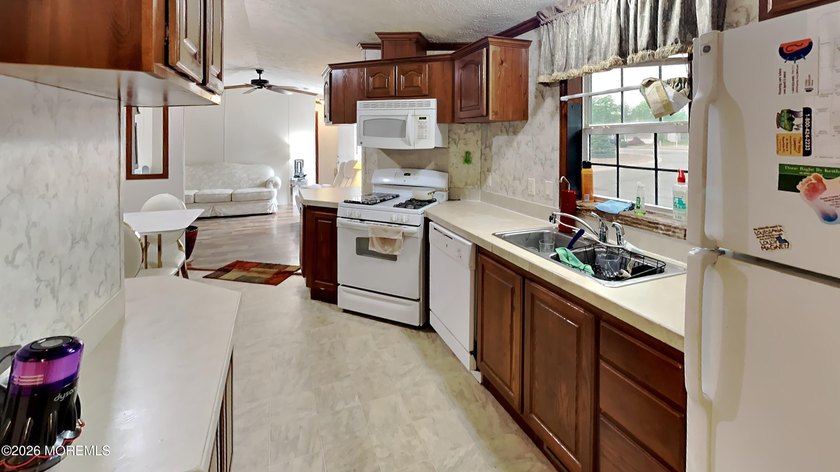 Beautiful 2-bedroom, 2-full-bath Skyline model home located in - photo 7