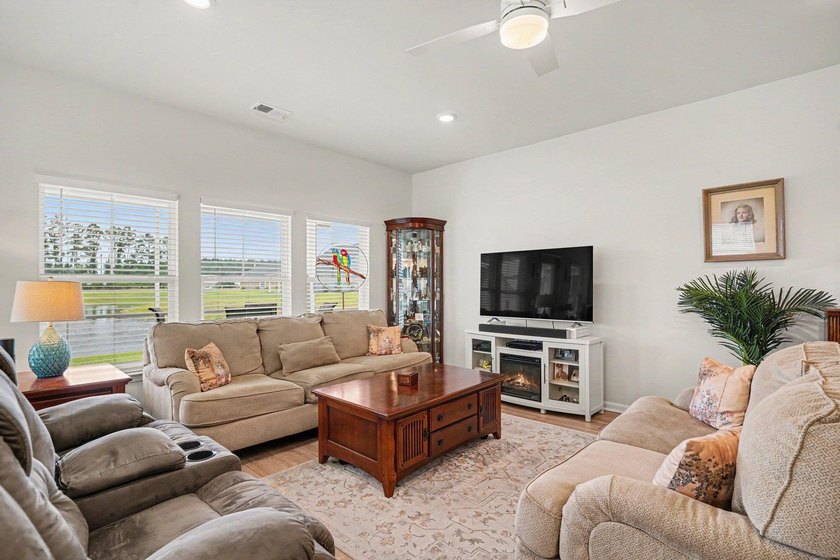 Welcome to this beautifully appointed 3-bedroom, 2-bath home - photo 4