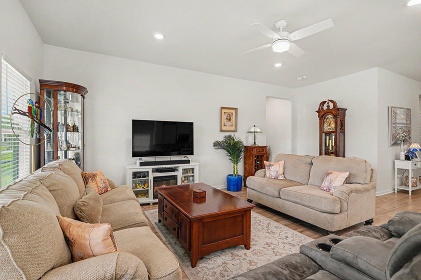 Welcome to this beautifully appointed 3-bedroom, 2-bath home - photo 5