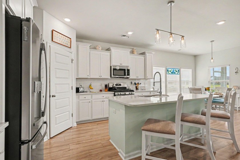 Welcome to this beautifully appointed 3-bedroom, 2-bath home - photo 7