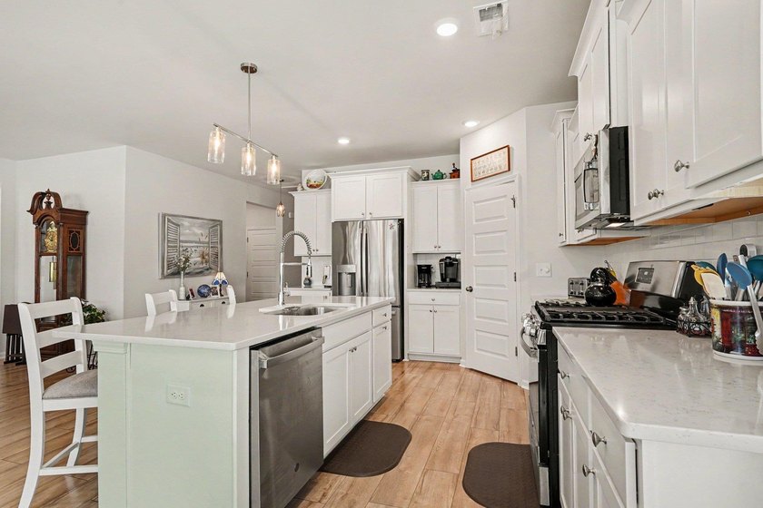 Welcome to this beautifully appointed 3-bedroom, 2-bath home - photo 9