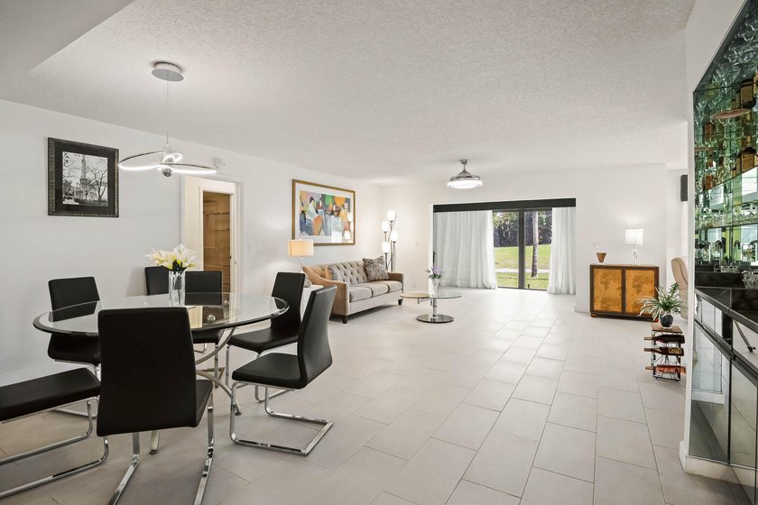 Updated 2-bedroom + den, 2-bathroom first-floor unit with golf - photo 4