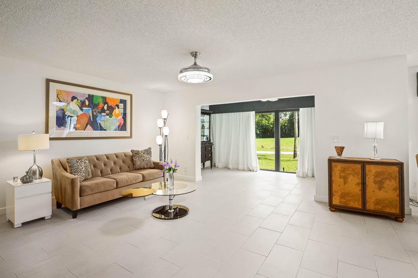 Updated 2-bedroom + den, 2-bathroom first-floor unit with golf - photo 5
