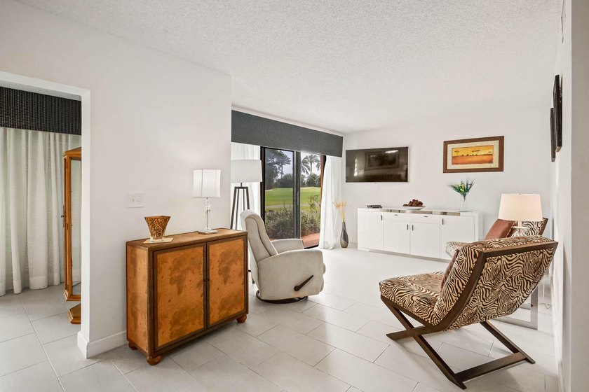 Updated 2-bedroom + den, 2-bathroom first-floor unit with golf - photo 7