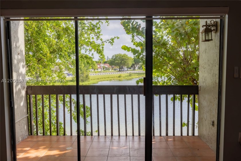 Partially renovated 2-story townhouse featuring 1,520 SqFt of - photo 12
