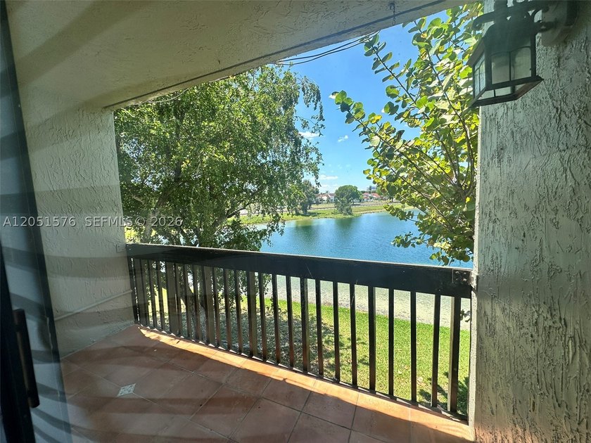 Partially renovated 2-story townhouse featuring 1,520 SqFt of - photo 13