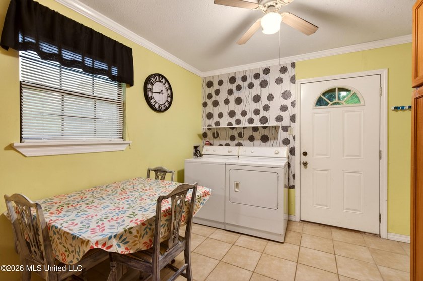 Welcome home to this charming and well-maintained property - photo 16