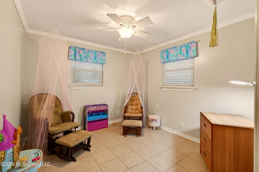 Welcome home to this charming and well-maintained property - photo 18