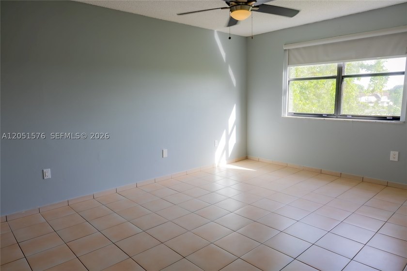 Partially renovated 2-story townhouse featuring 1,520 SqFt of - photo 19