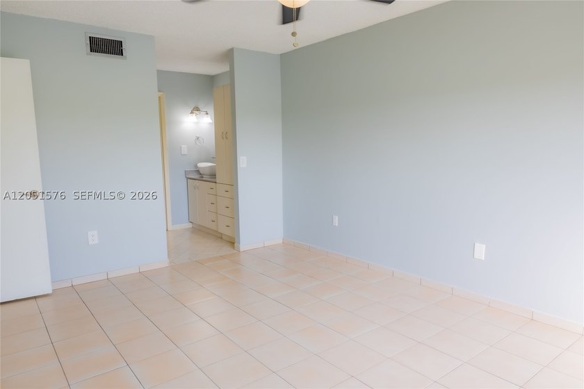 Partially renovated 2-story townhouse featuring 1,520 SqFt of - photo 20