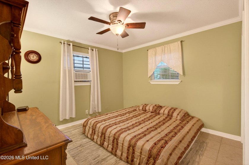 Welcome home to this charming and well-maintained property - photo 20