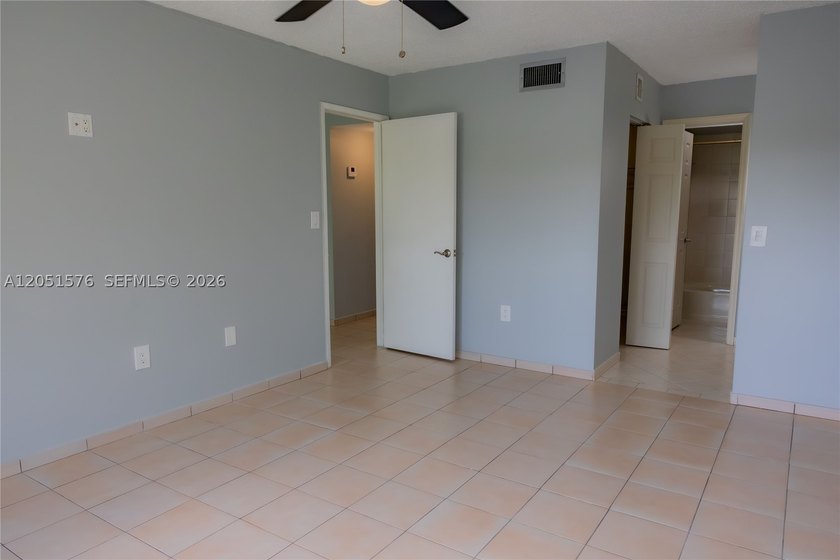 Partially renovated 2-story townhouse featuring 1,520 SqFt of - photo 21