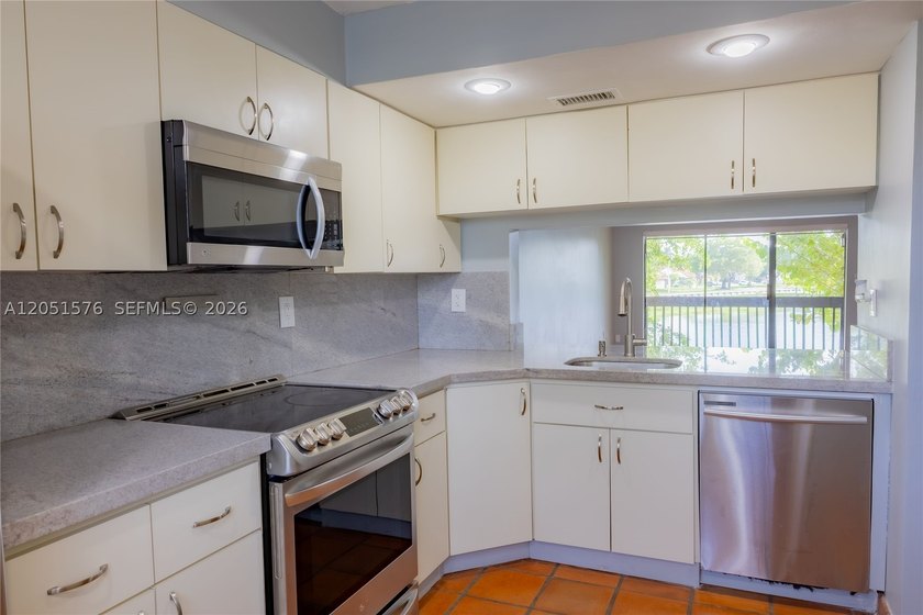 Partially renovated 2-story townhouse featuring 1,520 SqFt of - photo 37