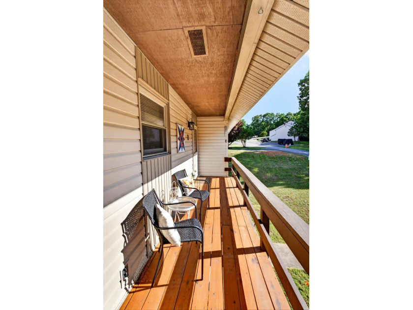 A wonderful opportunity to own a move-in-ready, upstairs condo - photo 9