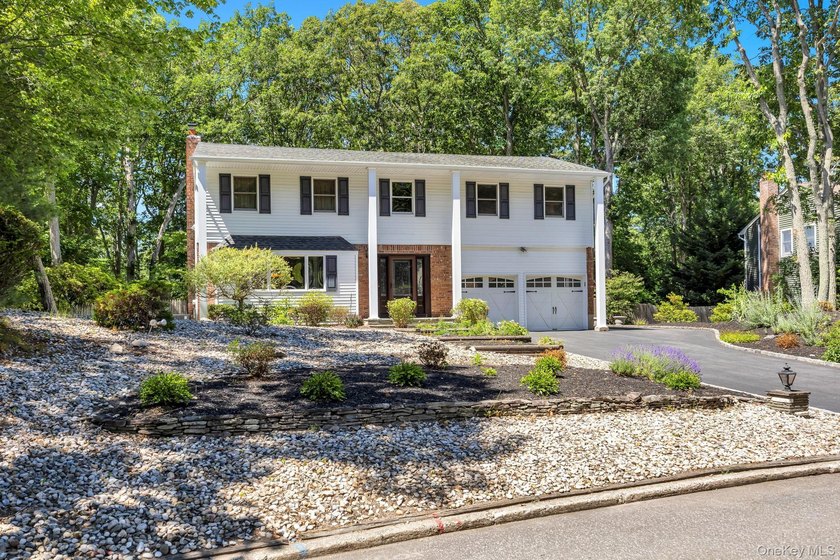 Beautiful Brookfield Colonial in Charter Oaks, 4 bedrooms, 2.5 - photo 2