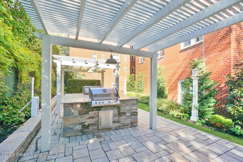 Welcome to this fabulous one-bedroom home featuring a spacious - photo 22