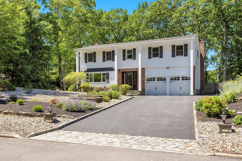 Beautiful Brookfield Colonial in Charter Oaks, 4 bedrooms, 2.5 - photo 3