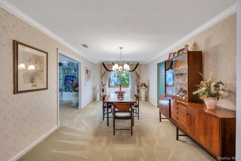 Beautiful Brookfield Colonial in Charter Oaks, 4 bedrooms, 2.5 - photo 9